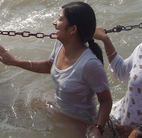 indian girls bathing at river ganga 15 pics