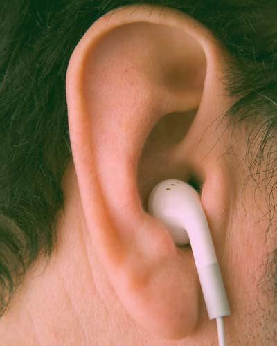 memakai headset earphone earbuds  benar  tidak mudah