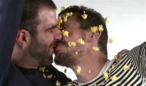 Omg James Franco Gives Gay Kiss To Zachary Quinto At 2015