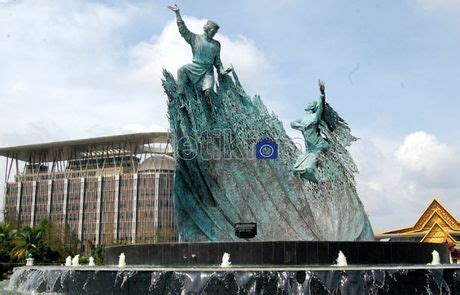 patung  kontroversial  indonesia maulanars blog info