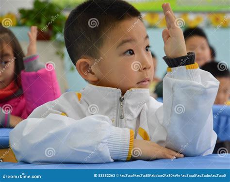 schoolkinderen redactionele stock foto image  gelukkig