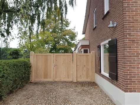 geniet van je tuin met een hardhouten poort royal fence houten hekken en houten poorten