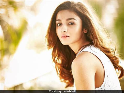 Alia Bhatt And Her Girl Squad Rule Instagram With This Pic Ndtv Movies