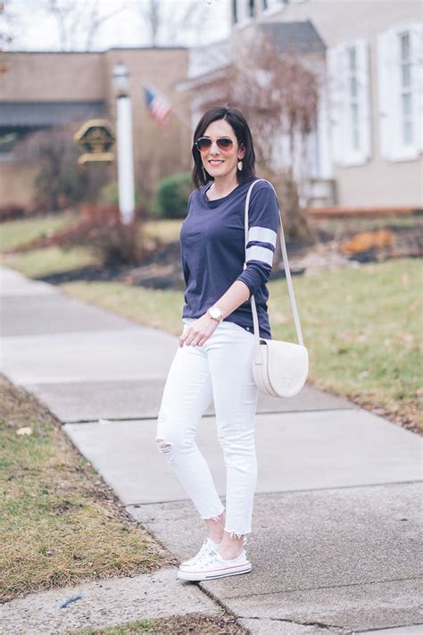 5 Cute And Practical Soccer Mom Outfits Soccer Mom Outfits Mom
