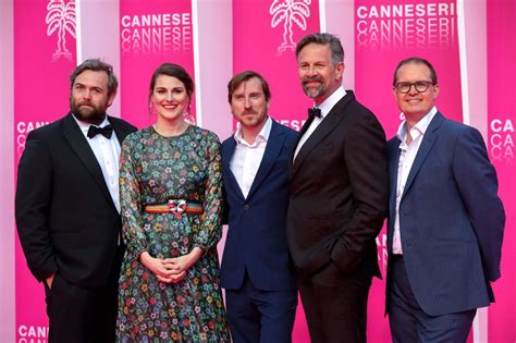 de twaalf wint prijs voor beste scenario op canneseries de standaard