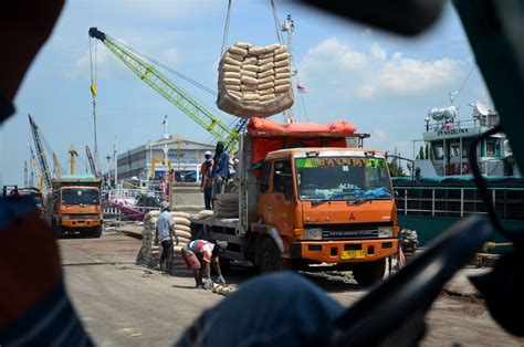 geliat bongkar muat  pelabuhan rakyat