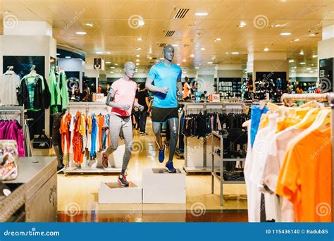 sportkleding en materiaal voor verkoop  winkelcomplex redactionele afbeelding image
