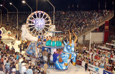 carnaval de gualeguaychu dos personas se cayeron de una grua mientras asistian  una comparsa