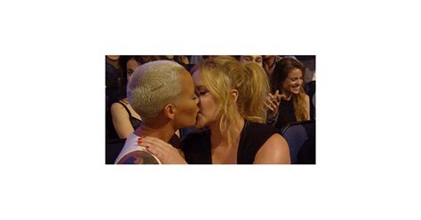 amber rose and amy schumer kiss at mtv movie awards 2015
