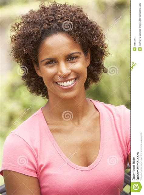 portret van glimlachende jonge vrouw stock afbeelding