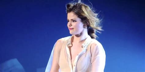 Selena Gomez Chokes Up In Concert And Yes You Will