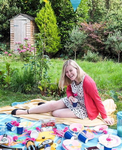 ad how to throw a summer garden party without losing