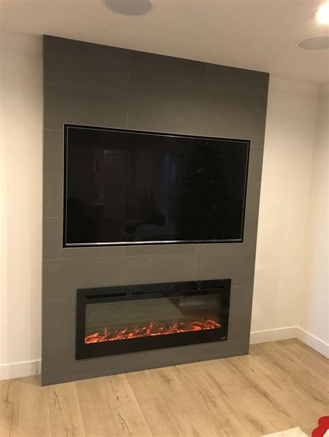Decorazione per parete tv, design per il soggiorno, sala di tv piccola, mobiletto. Tiled fireplace with recessed tv. | Idee arredamento soggiorno, Cornice