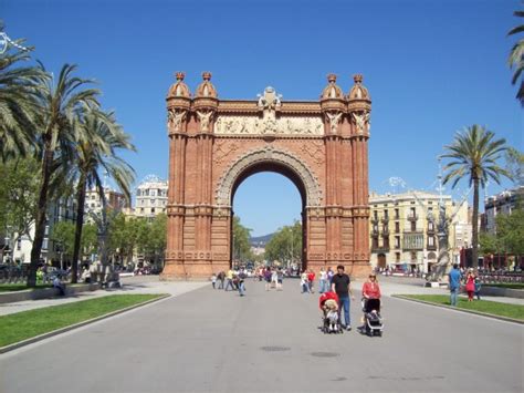 sightseeing barcelona touring  city  foot motorhome voyager
