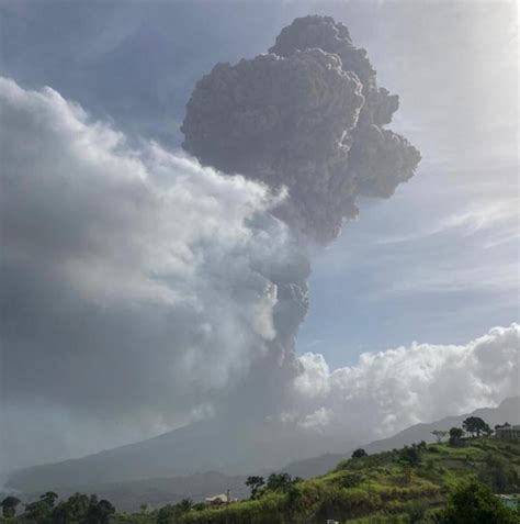 eruption  la soufriere volcano prompts evacuation  caribbean island