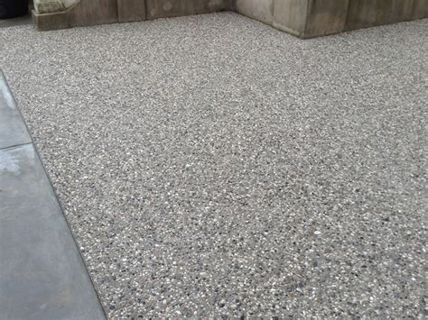 Gli stampi per pavimento isoplam® permettono di creare bei pavimenti in cemento stampato in diversi stili, simulando la pietra, il legno o il cotto. PAVIMENTAZIONE IN CALCESTRUZZO LAVATO EFFETTO GHIAIA â I.C.O.S. di