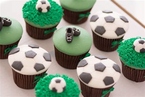 resultado de imagem para docinhos e cupcakes festa de futebol minitortas y coupcakes festa