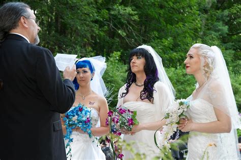 Oh Wow 3 Women Tie The Knot In World S First Trio
