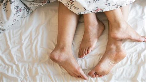 Posisi Tidur Bersama Suami Ungkapkan Keintiman Dalam Hubungan