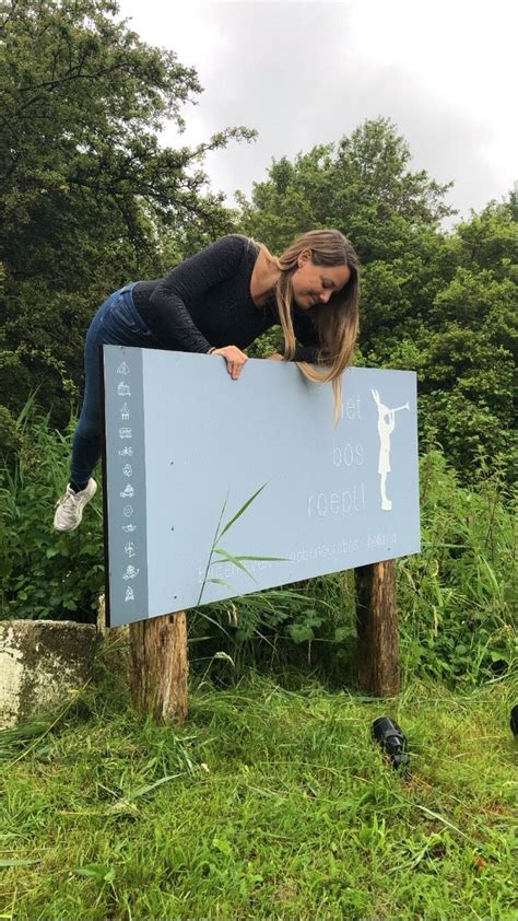 kamperen met een vouwwagen op een natuurcamping reismeisje