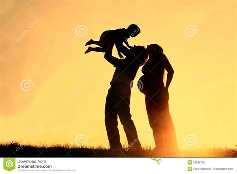 coucher du soleil de silhouette de famille image libre de droits image 31296726