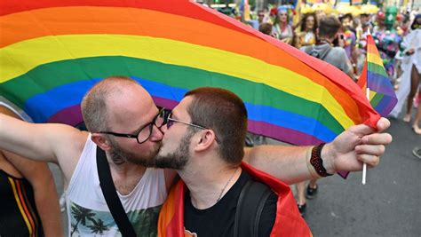 Ukraine La Gay Pride Réunit Des Milliers De Personnes à Kiev L Express