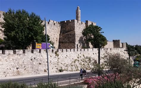 jewish quarter jerusalems  city  article written  avi puritz  guide  israel