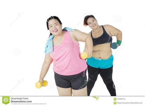 due donne grasse che si esercitano con le teste di legno