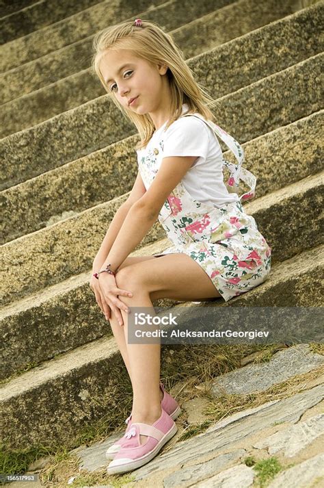 niedliche kleine mädchen posieren auf die treppe stockfoto und mehr
