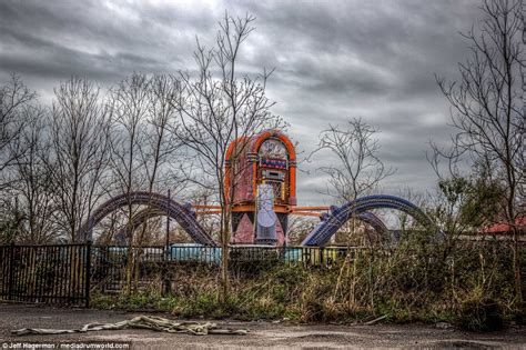 Eerie Images Show New Orleans Six Flags Amusement Park Abandoned After