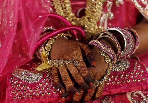 هندي يدعو 18 ألف أرملة لمباركة زواج ابنه والسبب