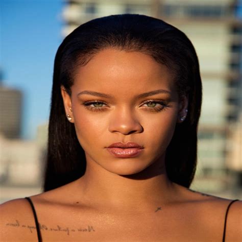 This Is What The 40 Shades Of Rihanna’s Fenty Foundation