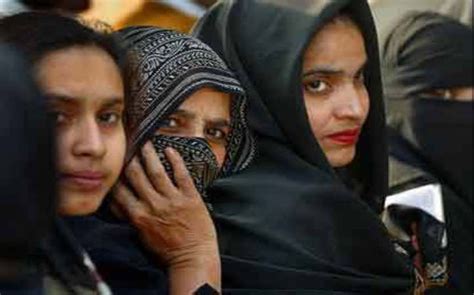 Over 92 Indian Muslim Women Calling For Ban On Oral