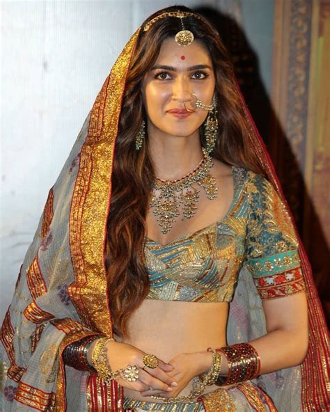 Kriti Sanon Bollywood Embroidered Lehenga Choli Aasvaa Wanita Mode
