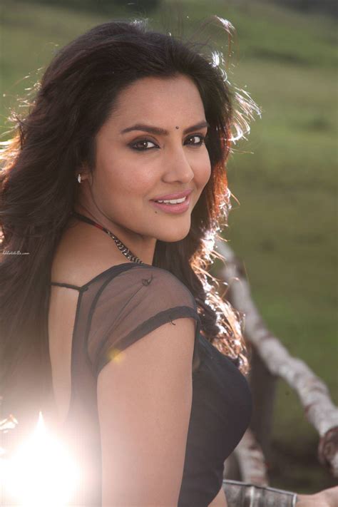 Priya Anand Hot In Oru Oorula Rendu Raja Indian Actress Wallpapers