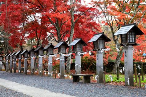 japanische steinlaternen mit herbstlaub redaktionelles stockfotografie