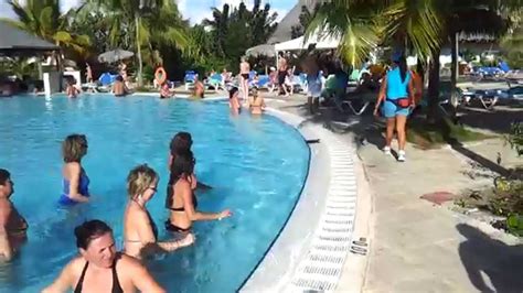 Mujeres Extrañjeras Y Una Cubana En Cuba Playa Pesquero