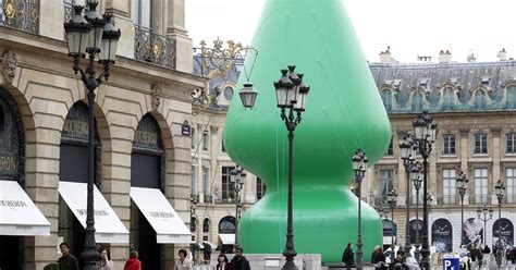 giant butt plug in paris is supposed to be a christmas tree but clearly isn t huffpost uk