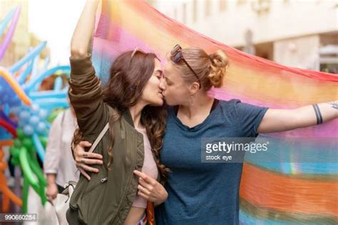 Lesbian Kiss Photos Et Images De Collection Getty Images