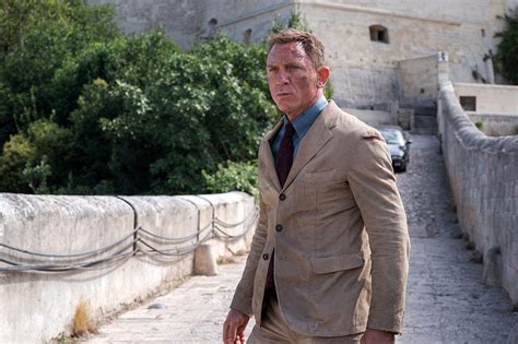styling      iconic outfits  daniel craigs james