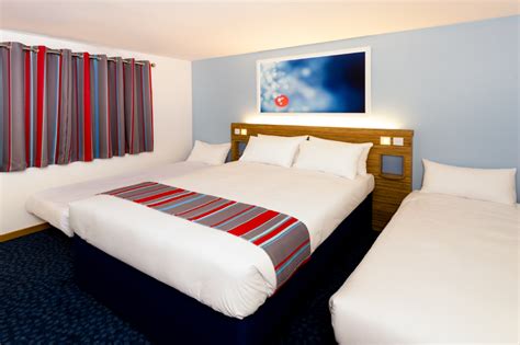 hotel review  brand  travelodge room
