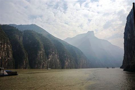 cruising  scenic yangtze river