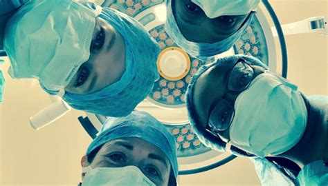 why female surgeons pose for selfies in this formation