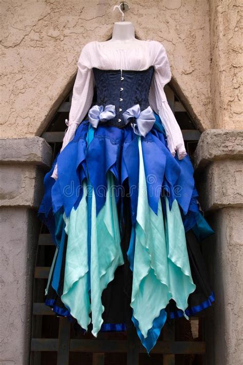 frauen ` s renaissance kleidung kleidet butike stockbild bild von
