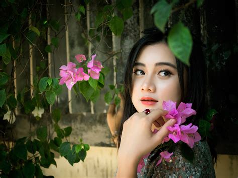 [フリー写真] ピンク色の花と振り返るベトナム人女性でアハ体験 gahag 著作権フリー写真・イラスト素材集 gahag 著作
