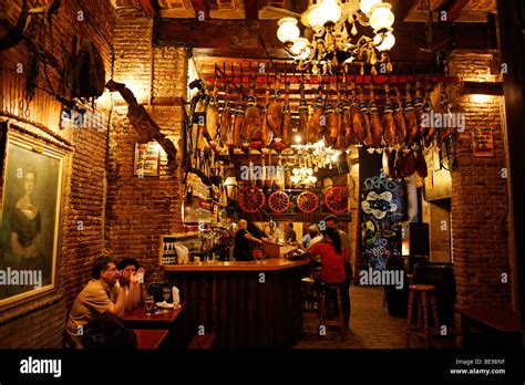 traditionelle spanische bar im barri gotic barcelona spanien