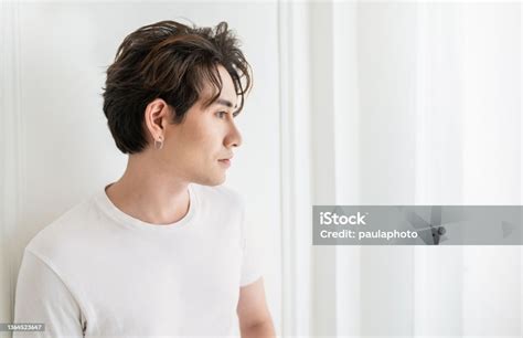 매력적인 젊은 잘 생긴 미소 얼굴 긍정적 인 아시아 한국어 행복 캐주얼 남자 집에 최소한의 라이프 스타일을 유지 스튜디오에서