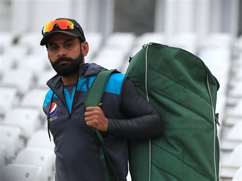pakistan  rounder mohammad hafeez breaches social distancing guidelines express star