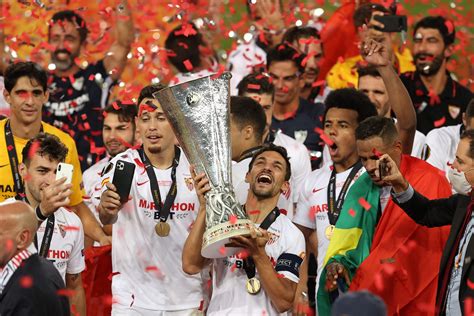 sevilla defeat inter 3 2 in thriller for europa league crown daily sabah