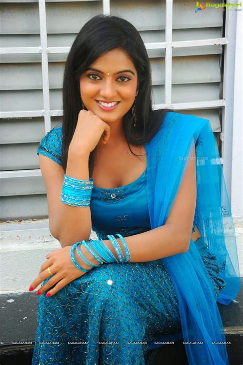 actress largest navelcleavagehipwaist photo collections shruthi raj navel navel hips sari